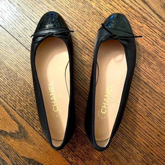 Chanel black leather and patent leather cap toe ballet flat size 36.5 like new - Picture 1 of 2